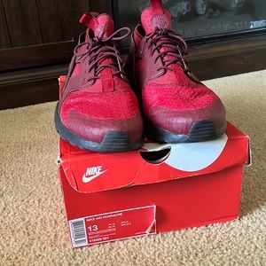 I’m selling these maroon Nike air huaraches second hand shoes